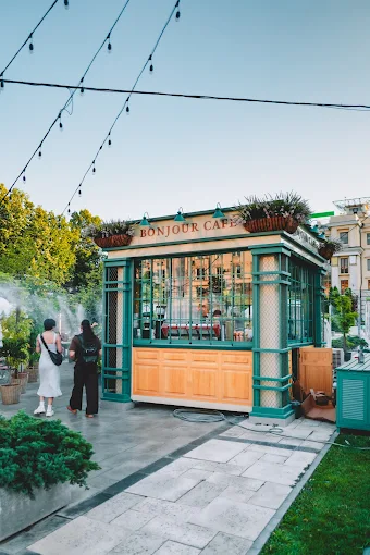 Bonjour Cafe at La Izvor Park